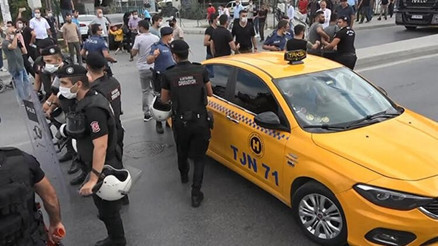 Taksici cinayeti davasının tanığı: Bana yumruk atan kişi, biz şafak taksiyiz, adamın topuğuna sıkarız dedi Taksici cinayeti davasının tanığı: Bana yumruk atan kişi, biz şafak taksiyiz, adamın topuğuna sıkarız dedi