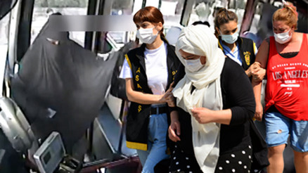 Televizyonda gördükleri yöntemle soydular  Kent kart seri numarasından yakalandılar... Şeytana uyduk savunması