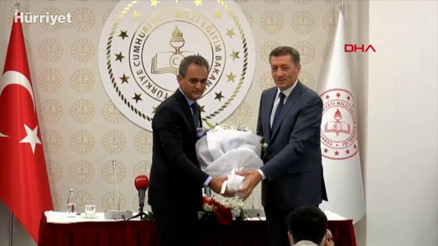 Milli Eğitim Bakanı Ziya Selçuk görevini Prof. Dr. Mahmut Özere devretti