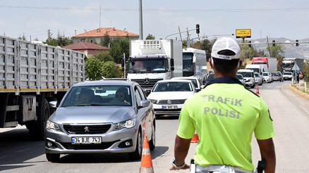 43 ilin geçiş noktasında denetimler artırıldı Tek tek durdurdular 43 ilin geçiş noktasında denetimler artırıldı Tek tek durdurdular