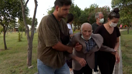Sel felaketinde evinde mahsur kalan 97 yaşındaki Ahmet dede helikopterle kurtarıldı