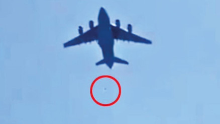 Afganistandan ölümüne kaçış Kabil Havalimanında kaos... Havada can pazarı