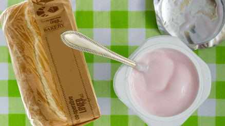 12 yaşında ve tam 10 yıldır sadece yoğurt ekmek yiyor