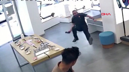 İş yerinde fareden korkan çalışanın yere düşme anı kamerada