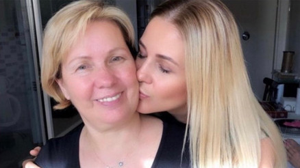 Emine Ünün, koronavirüse yakalanan annesi hayatını kaybetti