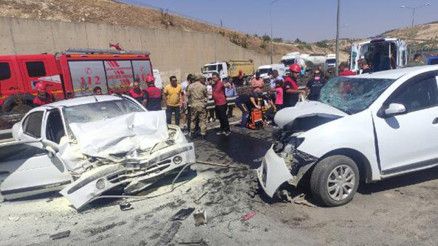 Şanlıurfada feci kaza Otomobiller kafa kafaya çarpıştı: 3ü ağır, 6 yaralı