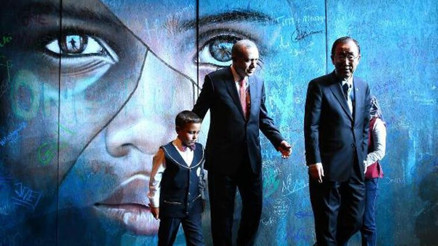 Cumhurbaşkanı Erdoğan, 30 Ağustos Zafer Bayramı tebriklerini Mülteci Çocuk tablosu önünde kabul etti Cumhurbaşkanı Erdoğan, 30 Ağustos Zafer Bayramı tebriklerini Mülteci Çocuk tablosu önünde kabul etti