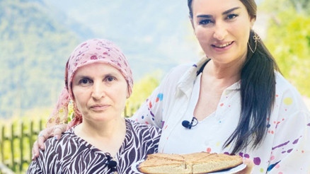Kovanların dibinde kalan balla mısır ekmeği yapıyorlar