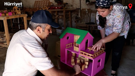 Hobisi tutkuya dönüşünce köyüne dönüp ahşap oyuncak atölyesi kurdu