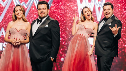 Miss Turkey 2021 finalinde Eser ve Berfu Yenenler arasında güldüren diyalog Miss Turkey 2021 finalinde Eser ve Berfu Yenenler arasında güldüren diyalog