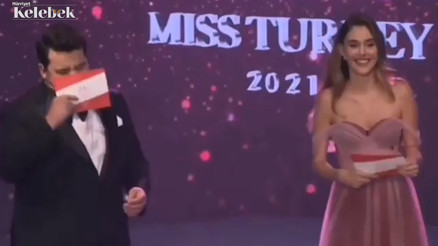 Miss Turkey 2021 finalinde Eser ve Berfu Yenenler arasında güldüren diyalog Miss Turkey 2021 finalinde Eser ve Berfu Yenenler arasında güldüren diyalog