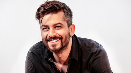 Onur Özaydın “Dans Ederek Dert Yanmak Müthiş Bir Şey” Diyor Onur Özaydın “Dans Ederek Dert Yanmak Müthiş Bir Şey” Diyor