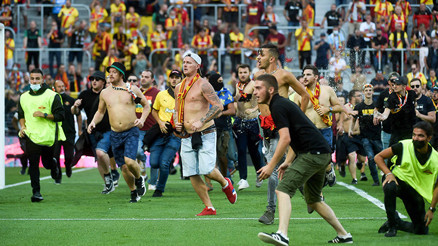 Son Dakika: Lens - Lille derbisinde büyük olay Taraftarlar sahaya indi...