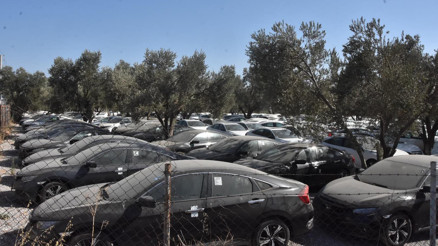 Sıfır otomobillerde stokçuluk iddiası Yüzlerce otomobil boş arazide böyle görüntülendi