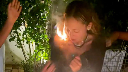 Nicole Richie doğum günü pastasındaki mumları üflerken saçları tutuştu