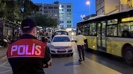 İstanbulda polis, sürücüler ile yolculara yönelik denetimler yaptı