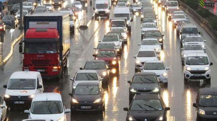 İstanbulda yağmurun etkisiyle trafik yoğunluğu arttı