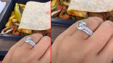 Katie Price kuaförde kebap ziyafeti çekti: Bahaneyle yüzüğünü de gösterdi Katie Price kuaförde kebap ziyafeti çekti: Bahaneyle yüzüğünü de gösterdi