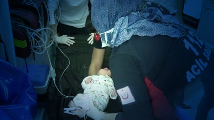 Ağlama sesini duyunca harekete geçtiler... Mezarlıkta toprağa gömülü bebek bulundu