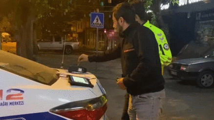İlginç anlar Cezayı ödemek için kartını alkolmetreye tuttu