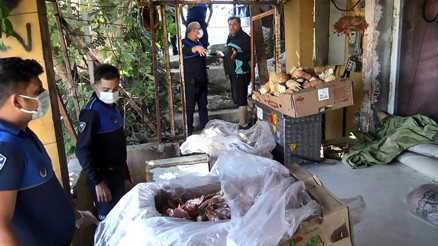 Avcılarda akılalmaz olay Halı yıkama dükkanında kıyma çektiler