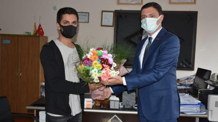 Öğretmeni sınıftan kovduğu iddia edilen kaymakam özür diledi Öğretmeni sınıftan kovduğu iddia edilen kaymakam özür diledi