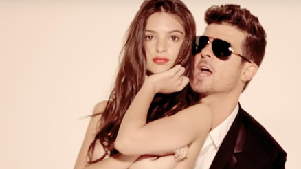 Emily Ratajkowski kendisine ün kazandıran kliple ilgili ilk kez konuştu. Robin Thicke göğüslerime dokundu Emily Ratajkowski kendisine ün kazandıran kliple ilgili ilk kez konuştu. Robin Thicke göğüslerime dokundu