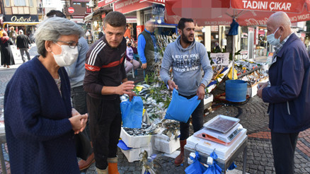 Balıkları gördüler... Edirneye akın ettiler Günübirlik alışverişe yoğun ilgi Balıkları gördüler... Edirneye akın ettiler Günübirlik alışverişe yoğun ilgi