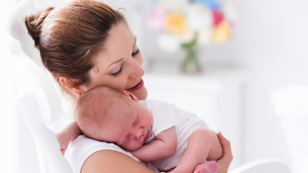 Aşılı annenin sütü bebeği de koruyor Aşılı annenin sütü bebeği de koruyor