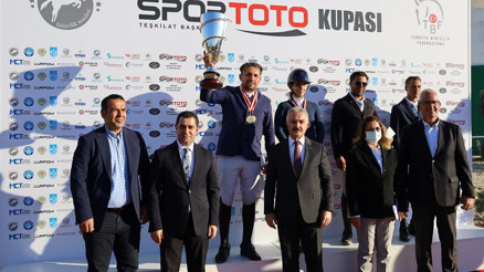 Binicilikte kupa şöleni