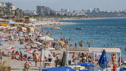 Antalyada ekimde sahillerde ağustos manzarası
