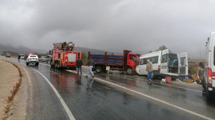 Servis minibüsüyle kamyonet çarpıştı 2 ölü, 11 yaralı