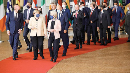 AB’den Merkel’e alkışlı veda