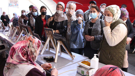 Gurbetçilerden evlat nöbetindeki ailelere ziyaret