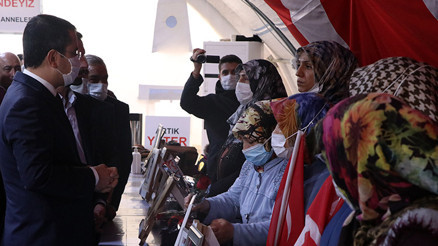 Diyarbakırda evlat nöbetindeki ailelere ziyaret