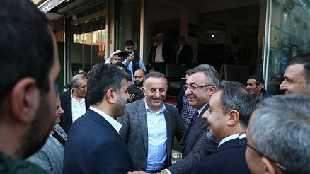 AK Parti ve CHPli isimlerden renkli görüntüler: Esnaf ziyaretinde karşılaştılar