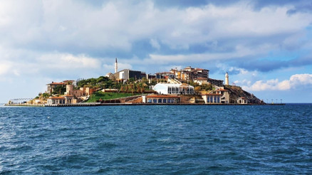 Kendi küçük, tarihi büyük adada