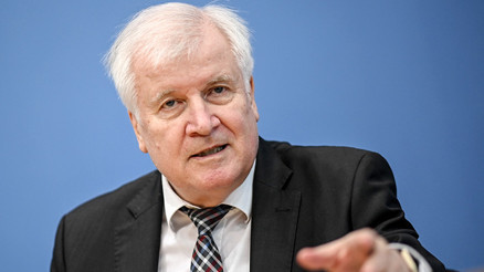 Seehofer’den AB’ye: ‘Polonya’ya yardım edin’