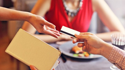 Modern flörtün kuralları yeniden yazılıyor | Erkekler ilk buluşmada hesabı ödemeli mi
