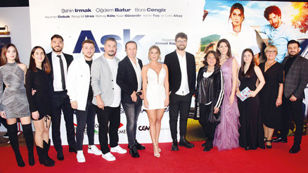 Aşk Yolunda: Bizimkisi Bir Ah Hikayesi galasına ünlü akını