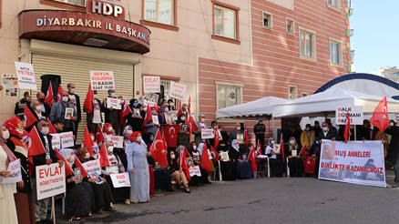 Evlat eyleminin 800üncü gününde Şehitlere Saygı Yürüyüşü