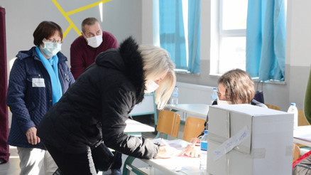 Komşuda tarihi seçim