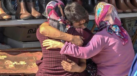 İş yerinde ölü bulunan babasının başından ayrılamadı