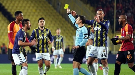 Derbide kartlar havada uçuşuyor