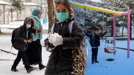 Meteoroloji uyarmıştı Erzurum ve Karsta kar etkili oldu, her yer beyaza büründü