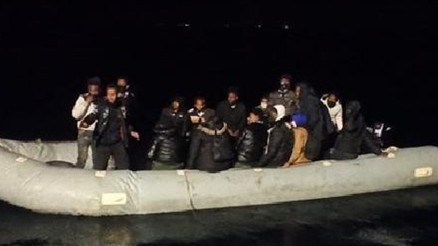 İzmir açıklarında 50 kaçak göçmen kurtarıldı