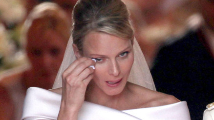 Taciz ettiği genç kadının laneti bütün aileyi esir aldı: Prenses Charlene, kalabalık masada ağlayıp mutsuzluğunu herkese göstermek istedi