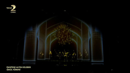 Demet Özdemirden 47. Pantene Altın Kelebek Ödüllerine muhteşem açılış