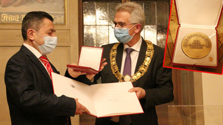 Arif Arslaner’e onur plaketi