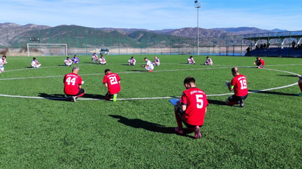 Futbolcular ve hakemler sahada kitap okudu